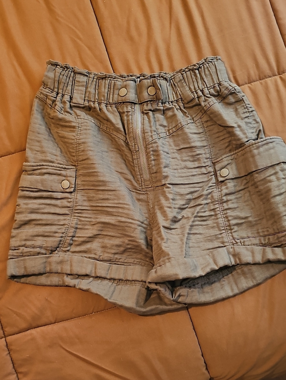 FREE people Women's Elastic Waist Cargo Shorts - Olive Brown. Size Small. EUC